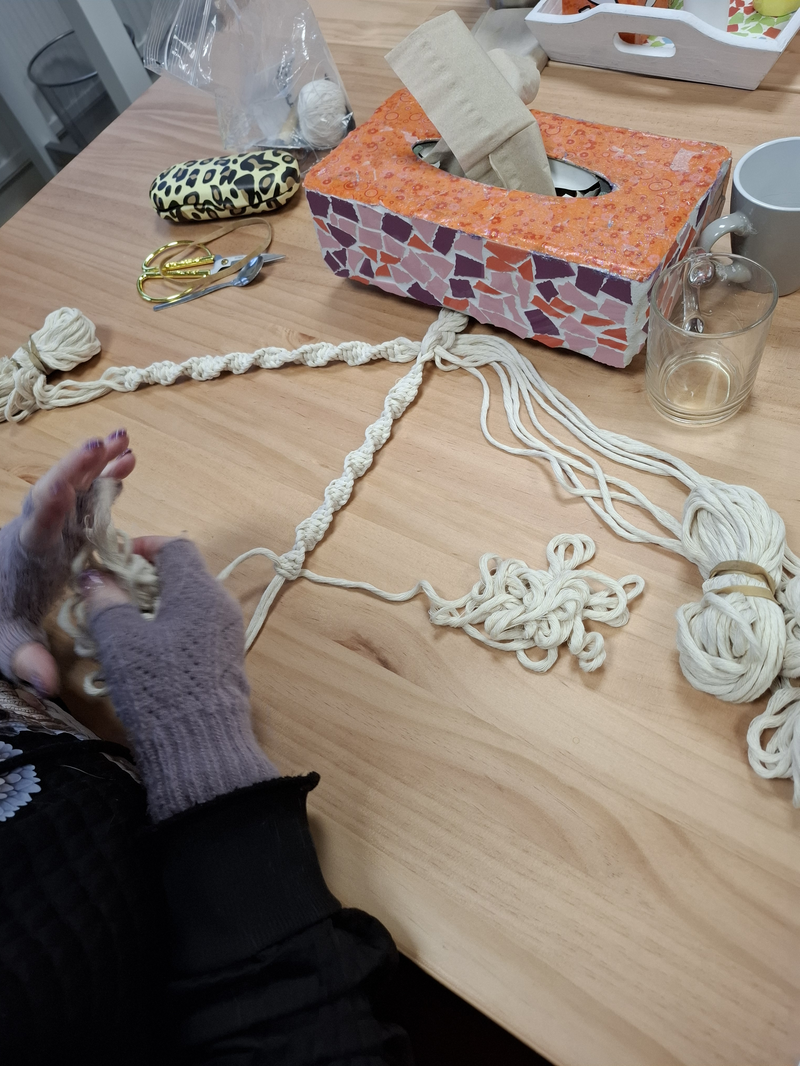 Deelnemer bezig met Macramé