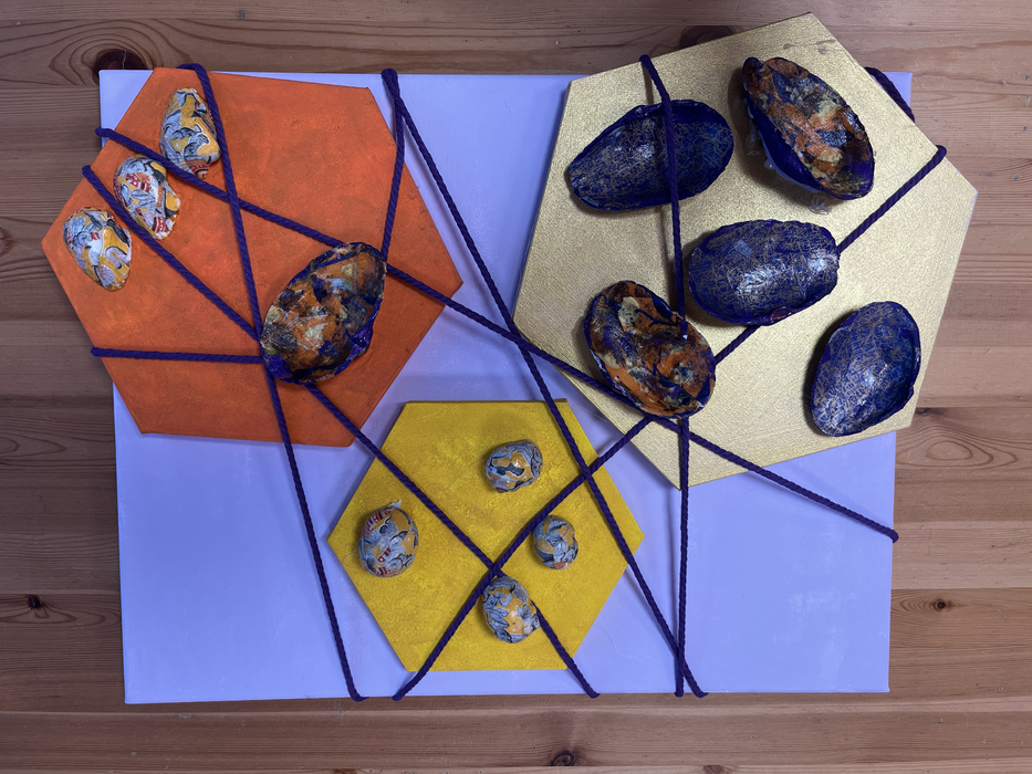 Schilderij met decoraties gemaakt door deelnemer